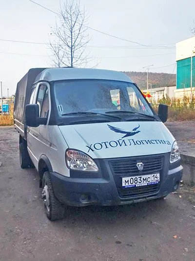 Газель ХОТОЙ Логистика на фоне бассейна в Усть-Куте