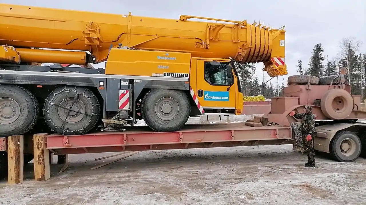 ХОТОЙ Логистика перевозит трактор для нефтянников г. Ленск