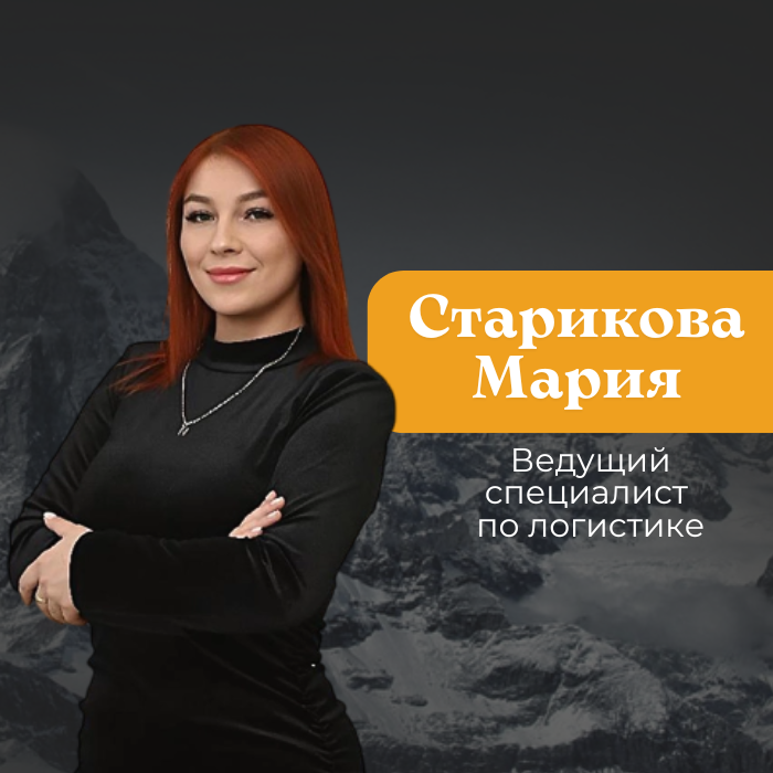 Рыжая девушка на фоне оранжевой стены